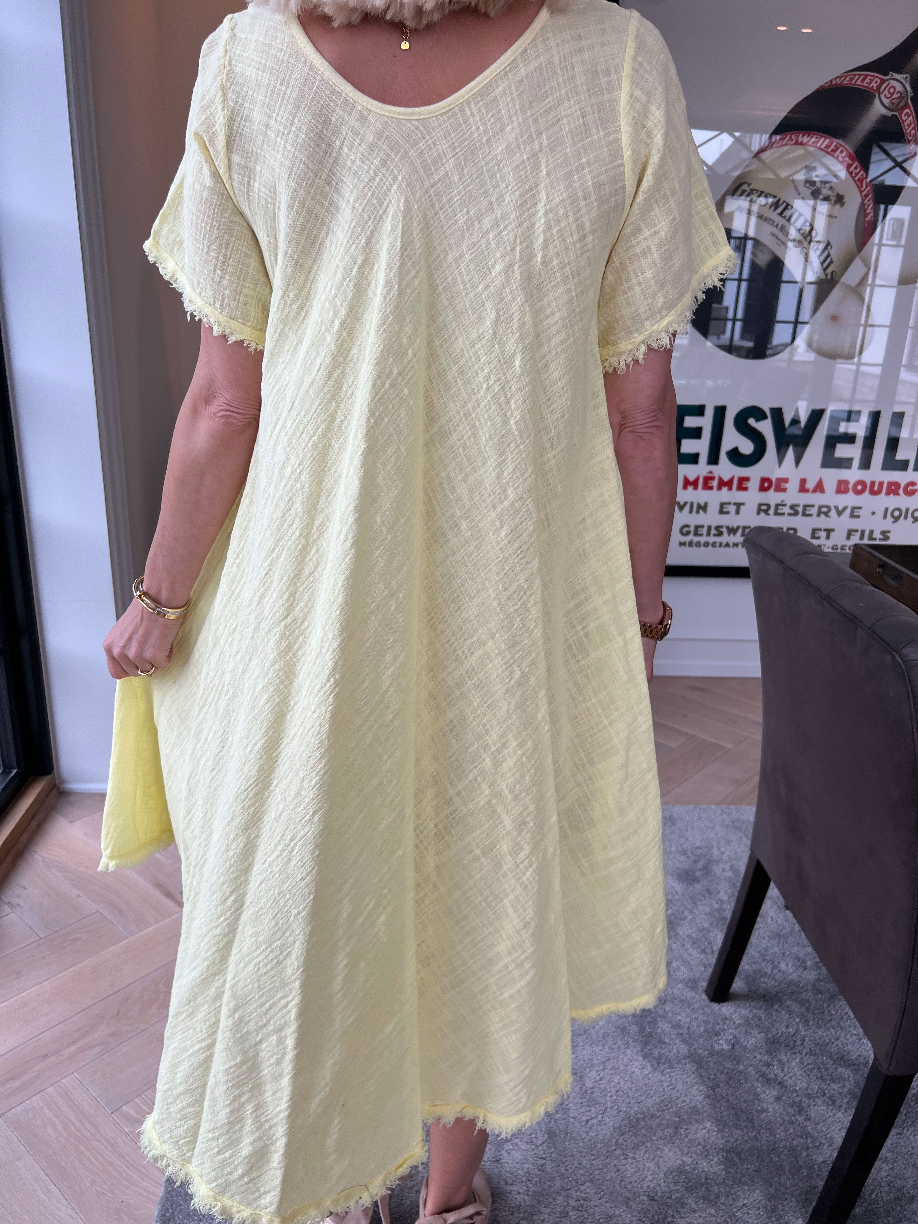 Slone - Sød bomuldskjole i hørlignende stof med frynsekant forneden og ved ærmer